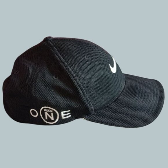 Nike Black Flexfit Golf Hat With White Swoosh Logo & Embroidered Details - Picture 6 of 12